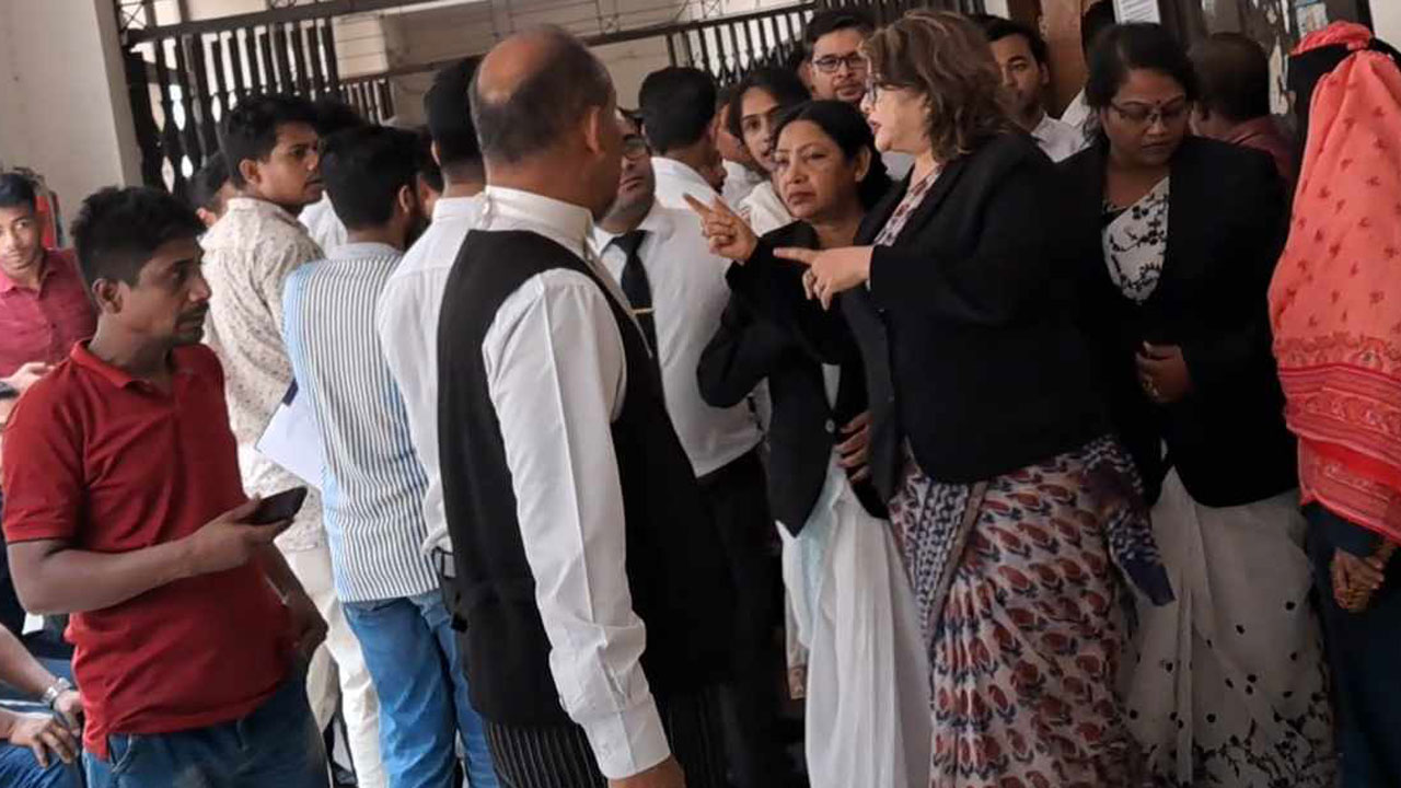 সুপ্রিম কোর্ট বারে মারামারির ঘটনায় আত্মসমর্পণ করে জামিন পেলেন নাহিদ সুলতানা যুথি