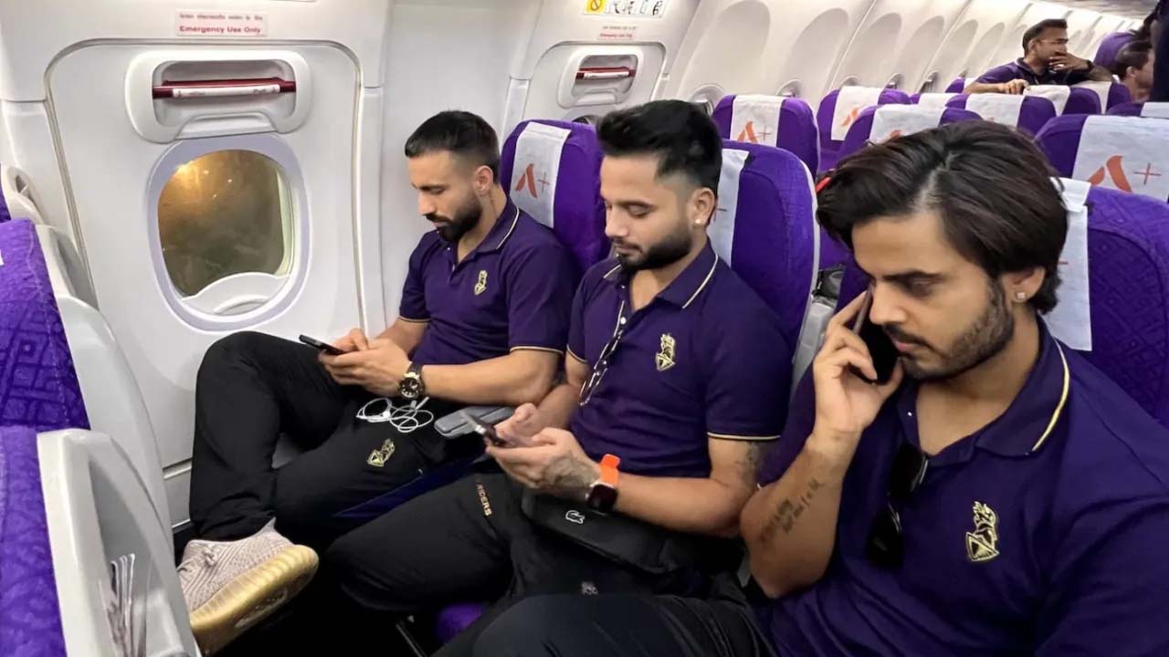 কলকাতায় নামতে পারল না বিমান, গুয়াহাটি ঘুরে বারাণসীতে কেকেআর
