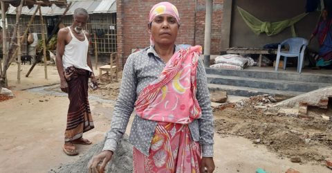 রাজ‌মি‌স্ত্রির কাজ করে ছেলেকে বিশ্ববিদ্যালয়ে পড়াচ্ছেন মমেজা বেগম