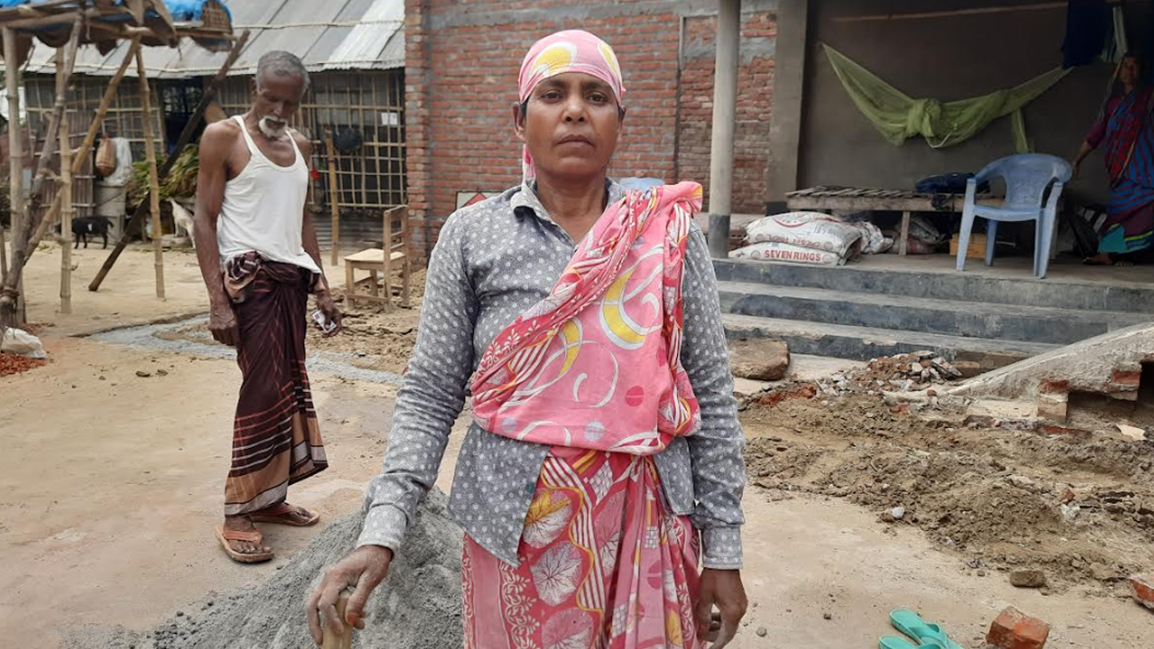 রাজমিস্ত্রির কাজ করে ছেলেকে বিশ্ববিদ্যালয়ে পড়াচ্ছেন মমেজা বেগম