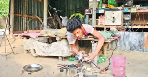 ভাঙা মেরুদণ্ডও ভাঙতে পারেনি তাঁর মনোবল