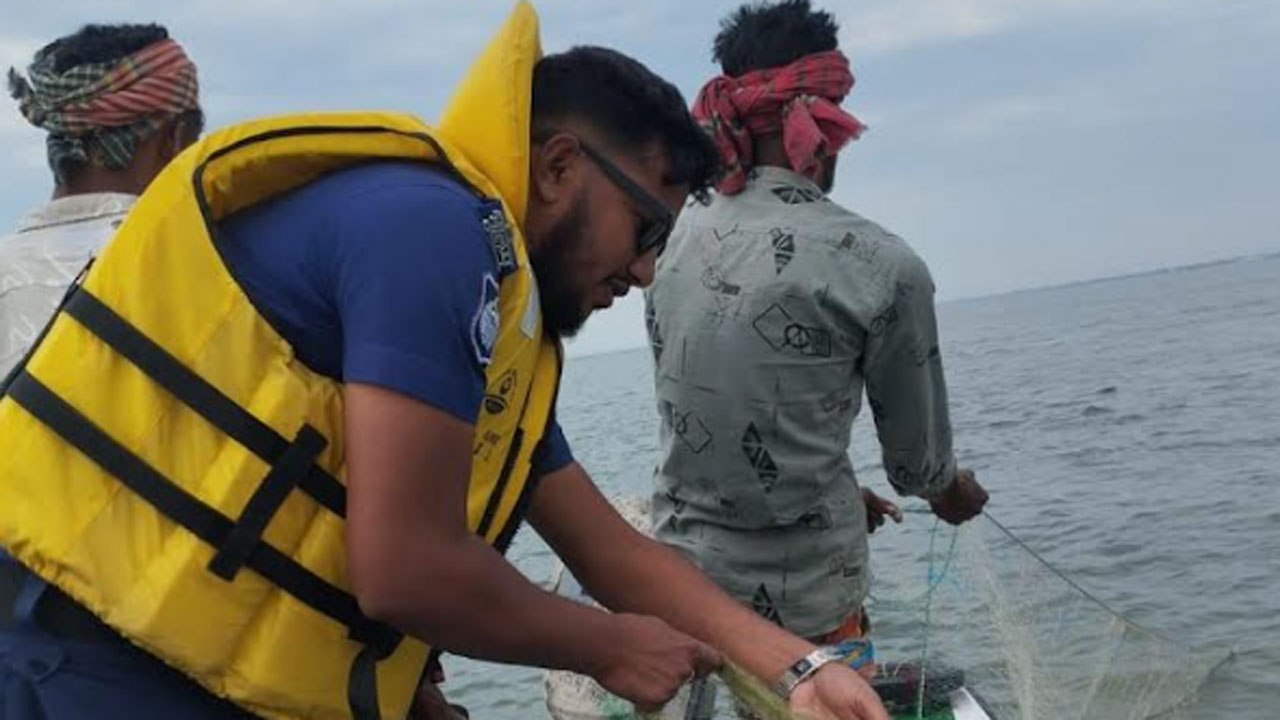 ইলিশের অভয়াশ্রম রক্ষায় অভিযানে ৭৫ হাজার কেজি মাছ উদ্ধার, ৩৯ কোটি মিটার জাল জব্দ