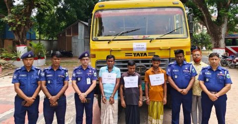 চালক-সহকারী সেজে ধানভর্তি ট্রাক নিয়ে উধাও, গ্রেপ্তার ৩