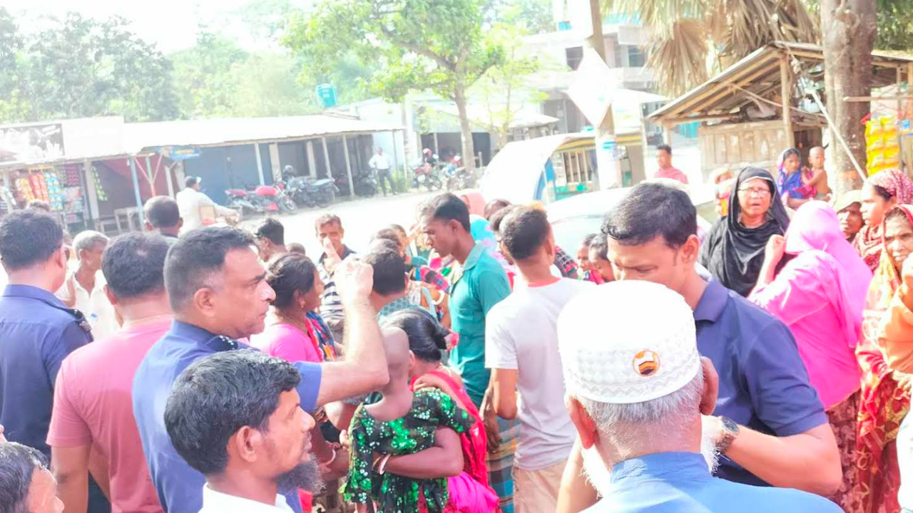 বাবার বাড়ি যাওয়ার পথে সড়কে প্রাণ গেল গৃহবধূর, আহত ৩