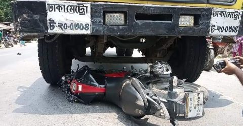 চলন্ত মোটরসাইকেলে ফোনে কথা বলতে গিয়ে প্রাণ গেল কলেজছাত্রের