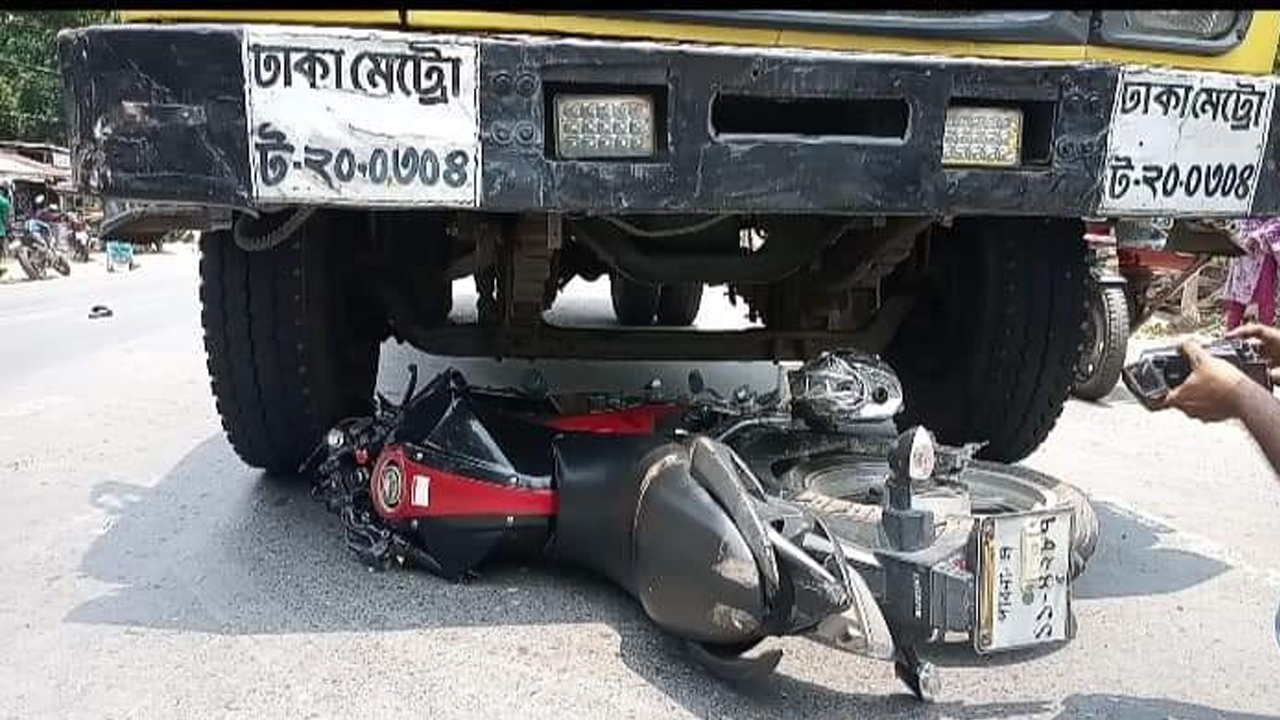 চলন্ত মোটরসাইকেলে ফোনে কথা বলতে গিয়ে প্রাণ গেল কলেজছাত্রের
