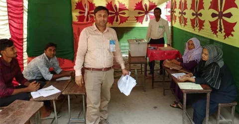 শামিয়ানা টাঙিয়ে ভোটের বুথ, গরমে অতিষ্ঠ ভোট গ্রহণকারীরা