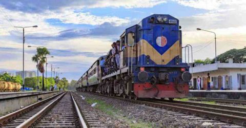 ৬ ঘণ্টা পর ঢাকার সঙ্গে উত্তরবঙ্গের রেল যোগাযোগ স্বাভাবিক