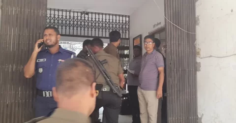 সিরাজগঞ্জে প্রার্থীর সঙ্গে গোপন বৈঠক: প্রিসাইডিং-পোলিং অফিসারদের জিজ্ঞাসাবাদ করছে ডিবি