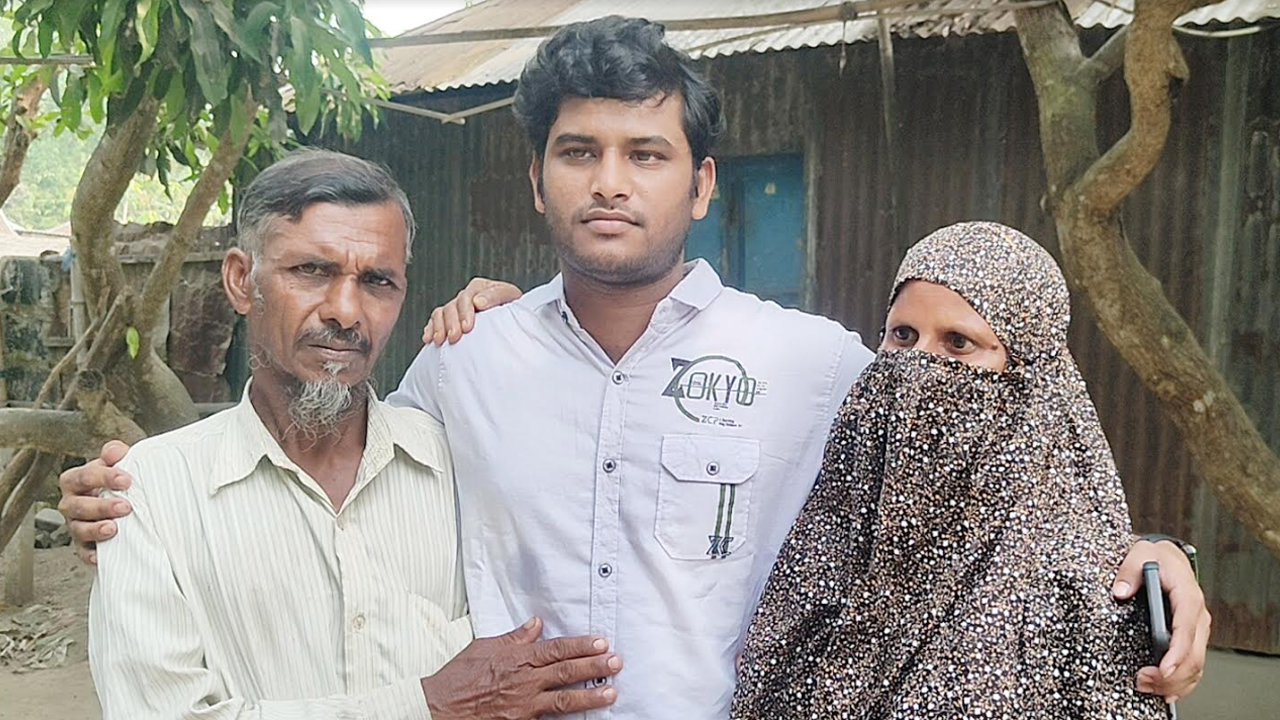 জিম্মি হওয়ার ৬৭ দিন পর বাবা-মায়ের বুকে ফিরলেন নাবিক নাজমুল