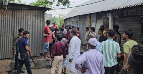ভোটকেন্দ্রে পুলিশকে মারধর, ছবি তোলায় সাংবাদিকের ওপর হামলা