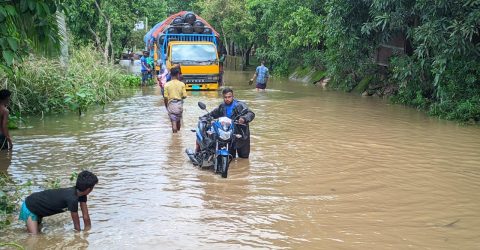 টানা বৃষ্টিপাত ও পাহাড়ি ঢলে তলিয়ে গেছে সুনামগঞ্জের রাস্তাঘাট