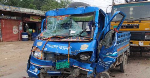 নিয়ন্ত্রণ হারিয়ে ট্রাকের পেছনে পিকআপভ্যানের ধাক্কা, নিহত ২