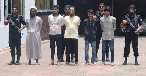 রোহিঙ্গা ক্যাম্প থেকে আরসার শীর্ষনেতা আকিজসহ গ্রেপ্তার ৫