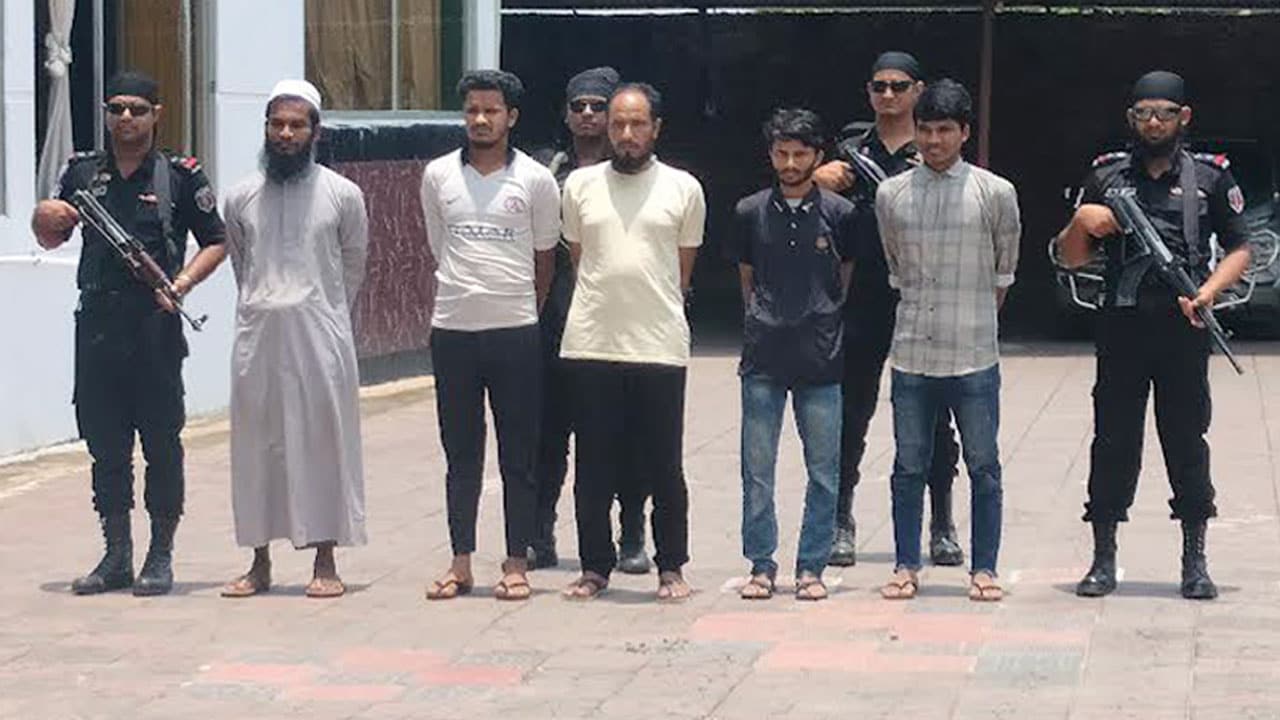 রোহিঙ্গা ক্যাম্প থেকে আরসার শীর্ষনেতা আকিজসহ গ্রেপ্তার ৫