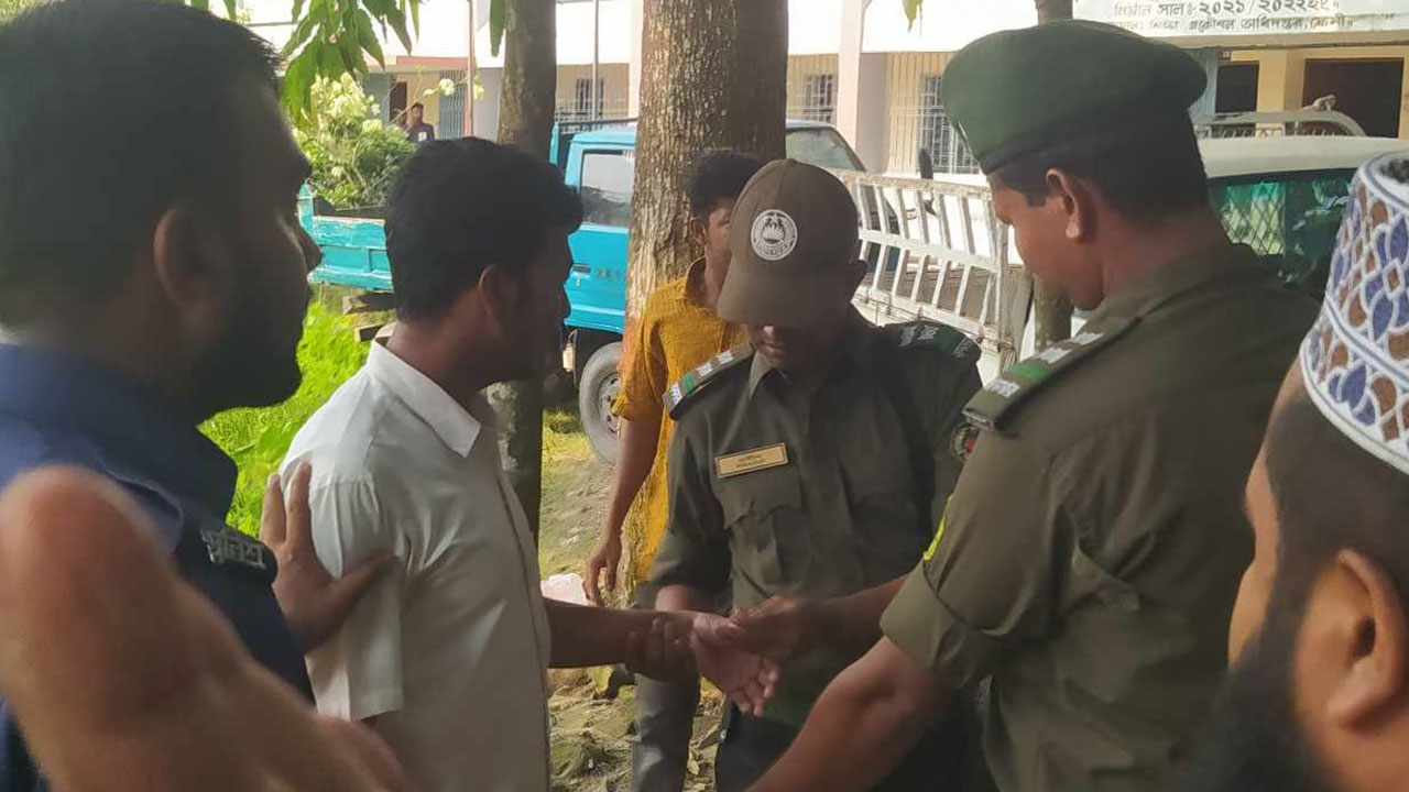 ছাগলনাইয়ায় জাল ভোট দিতে গিয়ে আটক ১১