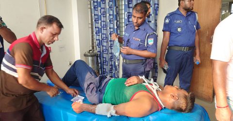 আ.লীগ নেতাকে ছিনিয়ে নিতে থানায় তিন শতাধিক সমর্থকের হামলা