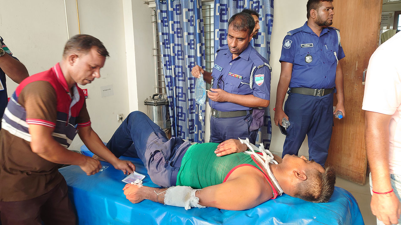 আ.লীগ নেতাকে ছিনিয়ে নিতে থানায় তিন শতাধিক সমর্থকের হামলা