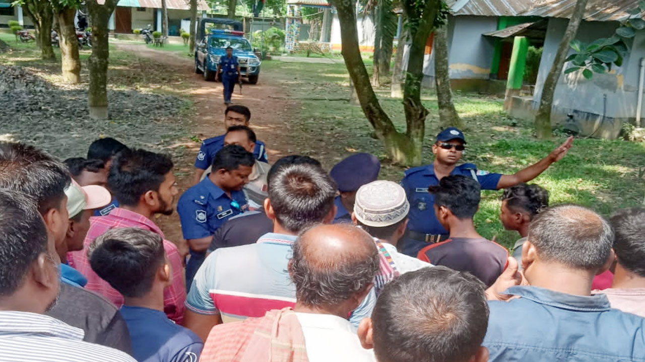 মোটরসাইকেল মেরামত করতে গিয়ে গুলি ছুড়লেন পুলিশ সদস্য