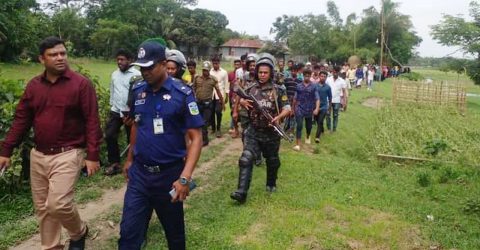 প্রশাসনের পাহারায় এক গ্রামের ভোটাররা ভোট দিলেন অন্য গ্রামে