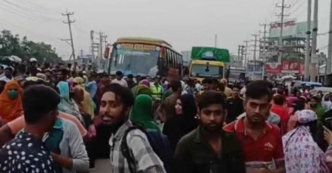 বকেয়া বেতনের দাবিতে ঢাকা-চট্টগ্রাম মহাসড়ক অবরোধ শ্রমিকদের
