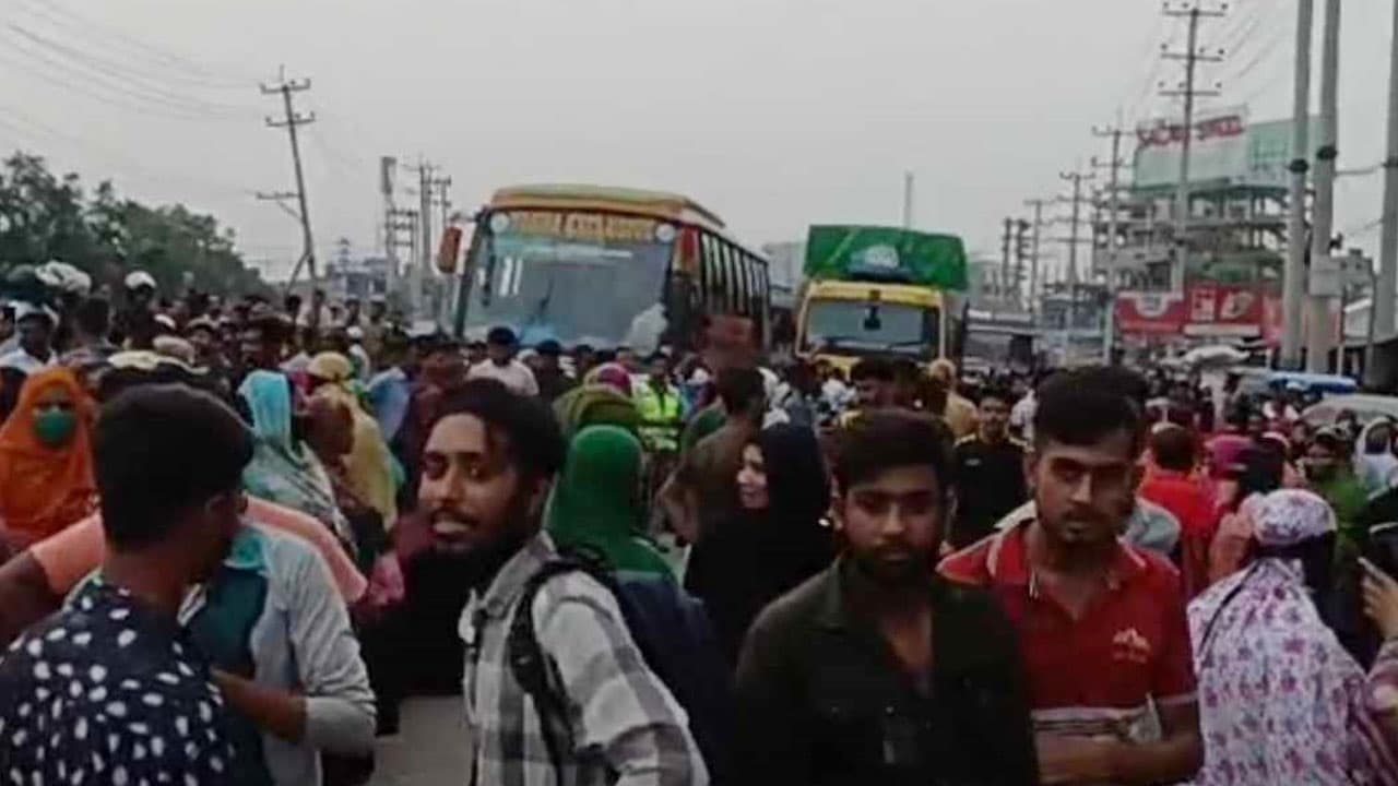 বকেয়া বেতনের দাবিতে ঢাকা-চট্টগ্রাম মহাসড়ক অবরোধ শ্রমিকদের
