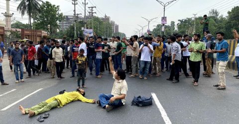 কোটা পুনর্বহালের প্রতিবাদে জাবিতে বিক্ষোভ, মহাসড়ক অবরোধ