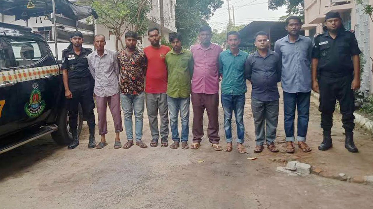 ফেনীতে সড়কে চাঁদাবাজির দায়ে দুই ভাইসহ ৮ জন কারাগারে