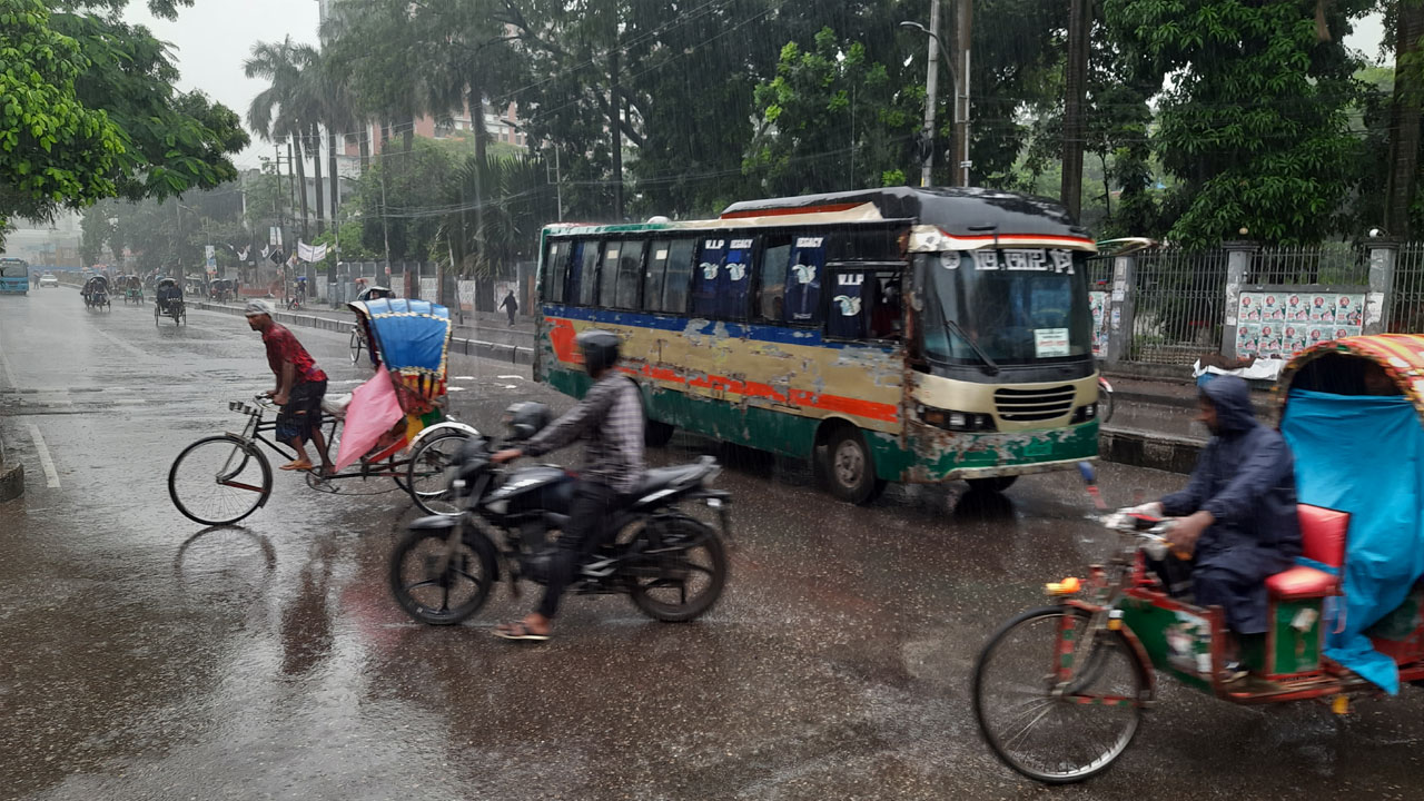 আষাঢ়ের বৃষ্টিতে ভোগান্তি