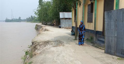 ‘ভাঙতে ভাঙতে নদী হামার বাড়ির বগলোত চলি আলছে’