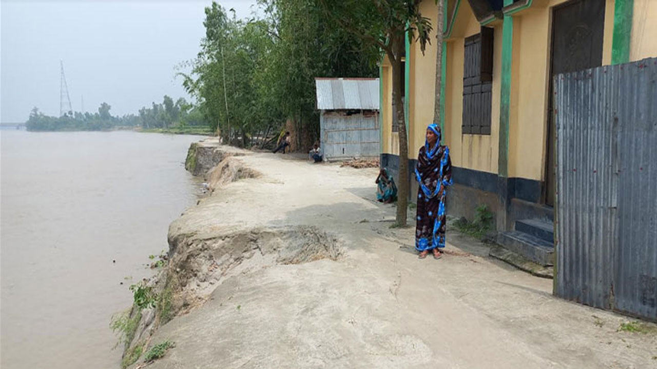 ‘ভাঙতে ভাঙতে নদী হামার বাড়ির বগলোত চলি আলছে’