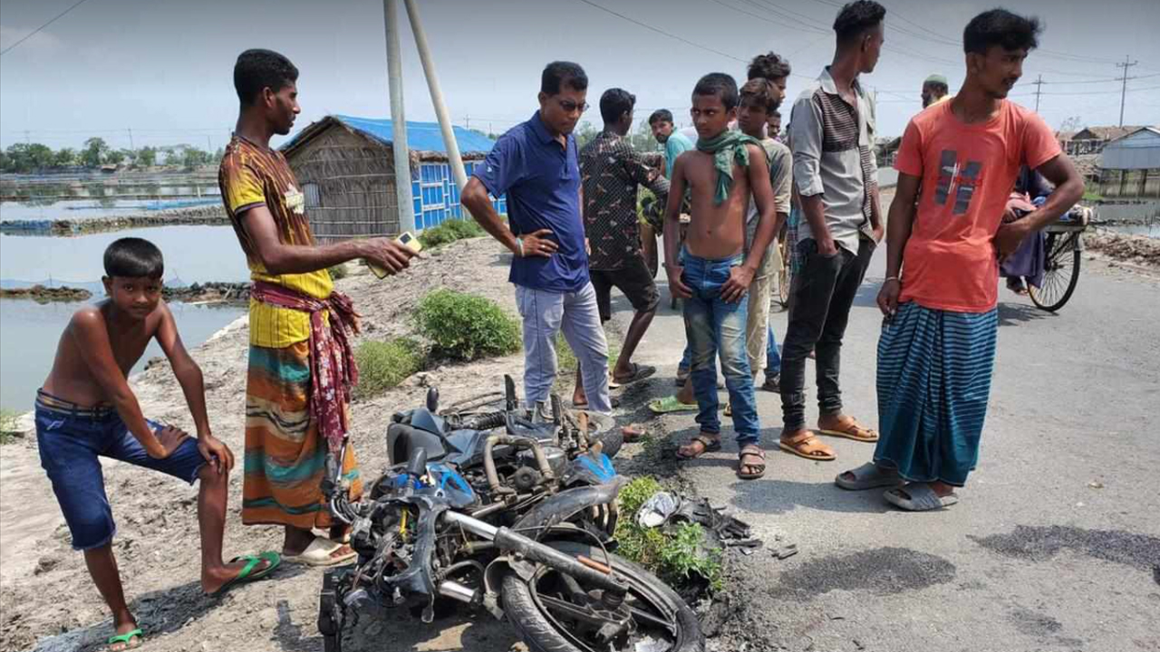 পাইকগাছায় মোটরসাইকেল-ভ্যানের সংঘর্ষে নিহত ৩