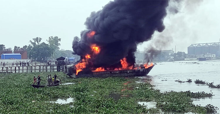ফতুল্লায় তেলবাহী ট্রলারের আগুন নিয়ন্ত্রণে, নিহত ১