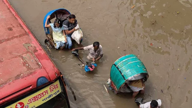 প্রবল বৃষ্টিতে রাজধানীর বেশিরভাগ সড়ক ডুবে গেছে