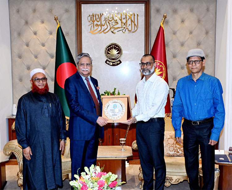 রাষ্ট্রপতির সাথে খুলনা ও শাহজালাল বিজ্ঞান ও প্রযুক্তি বিশ্ববিদ্যালয়ের উপাচার্যের সৌজন্য সাক্ষাৎ