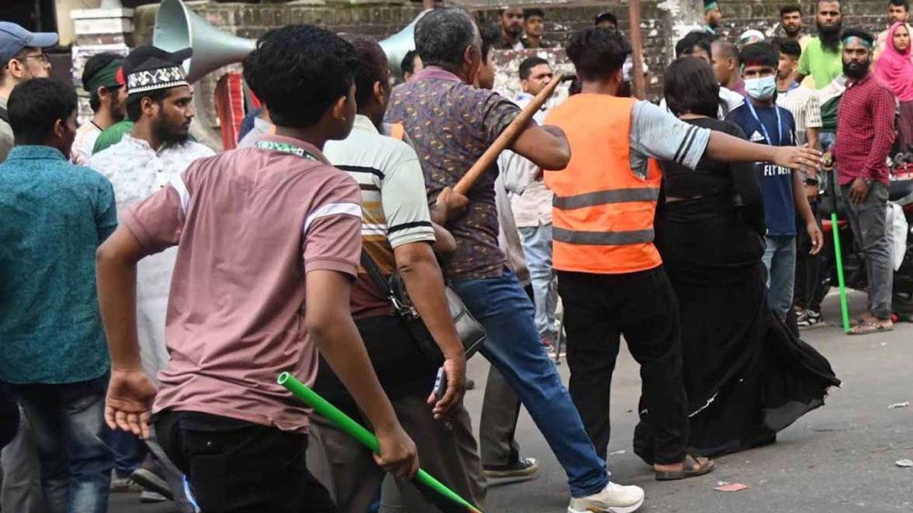 ধানমন্ডি ৩২ নম্বর থেকে ১০ জনের বেশি মানুষকে দেওয়া হলো পুলিশে