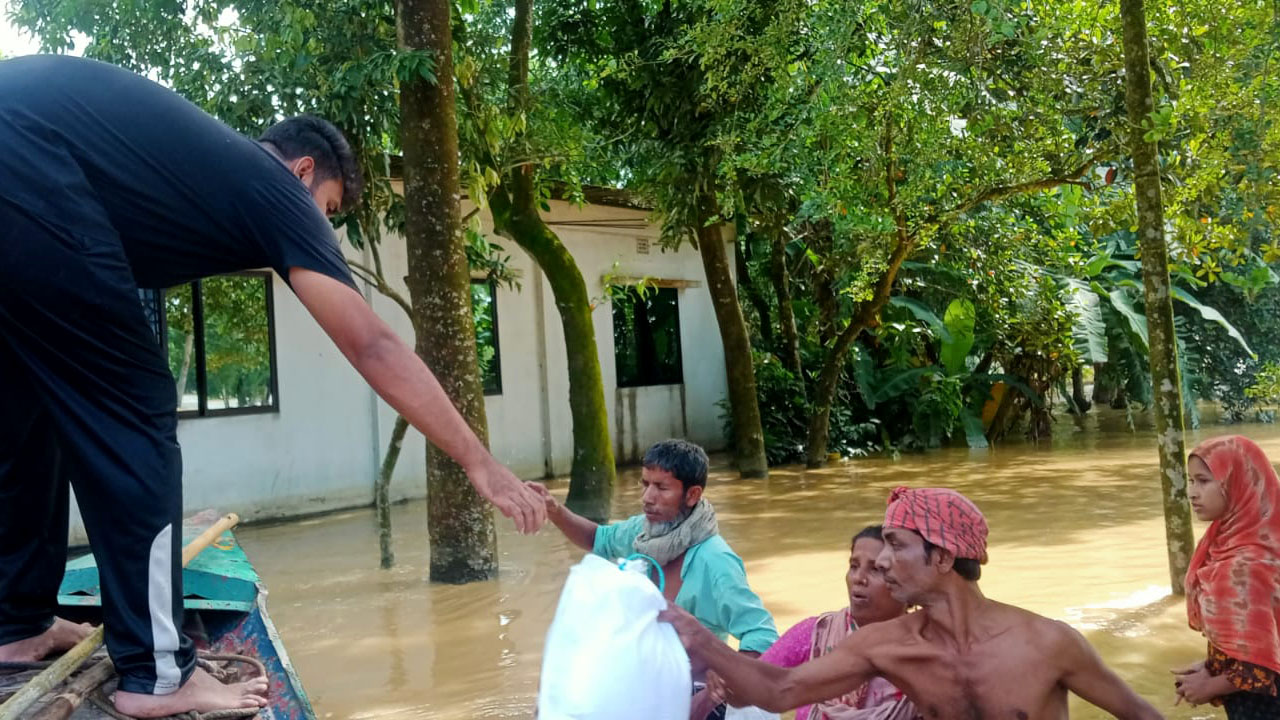 ত্রাণের নৌকা-ট্রলার দেখলেই বুক পানি ডিঙিয়ে আসেন তারা