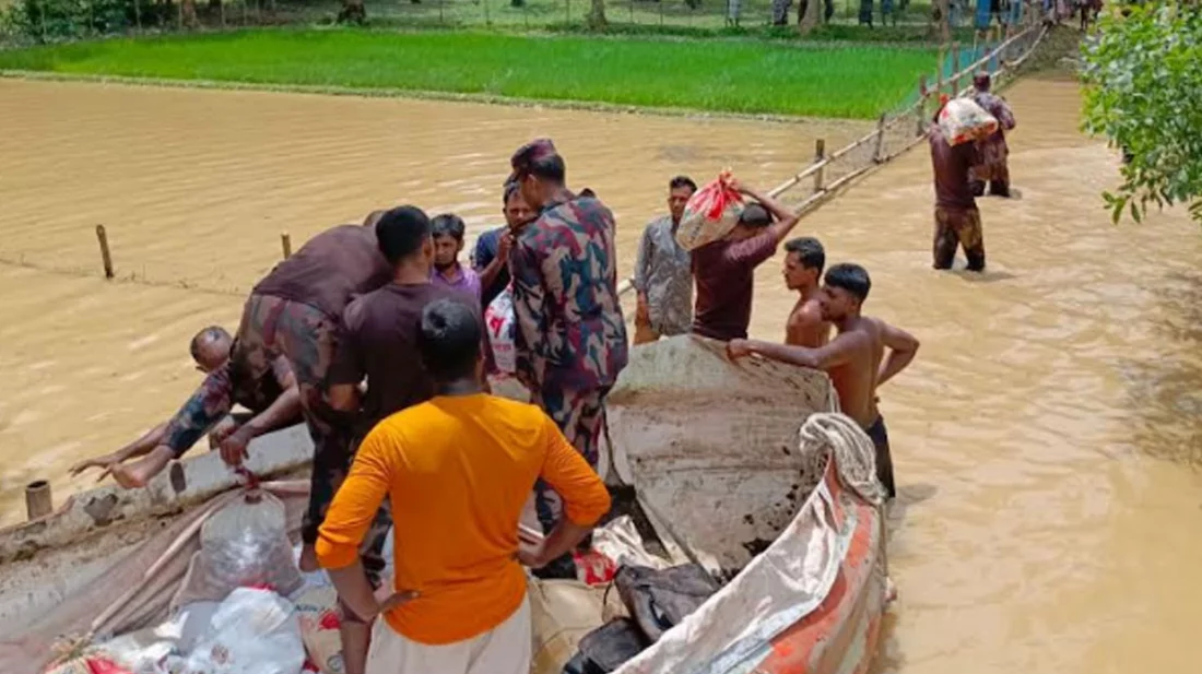 খাগড়াছড়ির সীমান্ত এলাকা থেকে ২ হাজার পানিবন্দী মানুষকে উদ্ধার বিজিবির