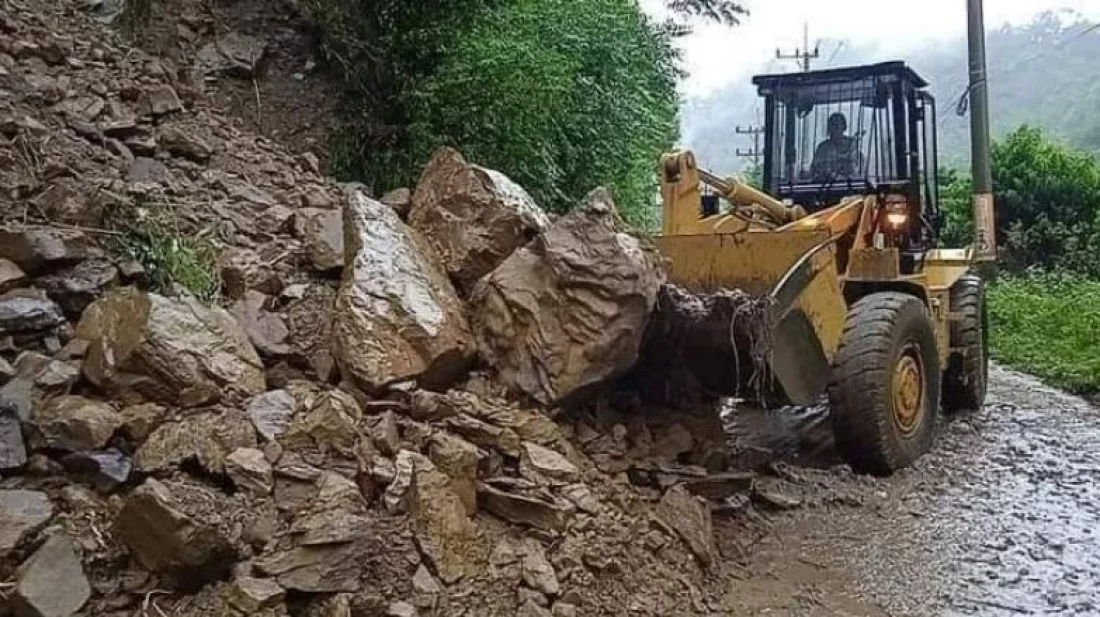 রাঙ্গামাটিতেও ঢুকছে পানি, মহাসড়কে পাহাড় ধস
