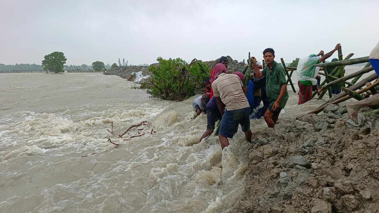 খুলনায় পানিবন্দি ১৩ গ্রামের মানুষের দুর্বিষহ জীবন