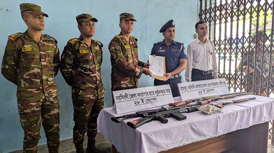 নরসিংদী কারাগার থেকে লুট হওয়া দুটিসহ ৫ অস্ত্র উদ্ধার