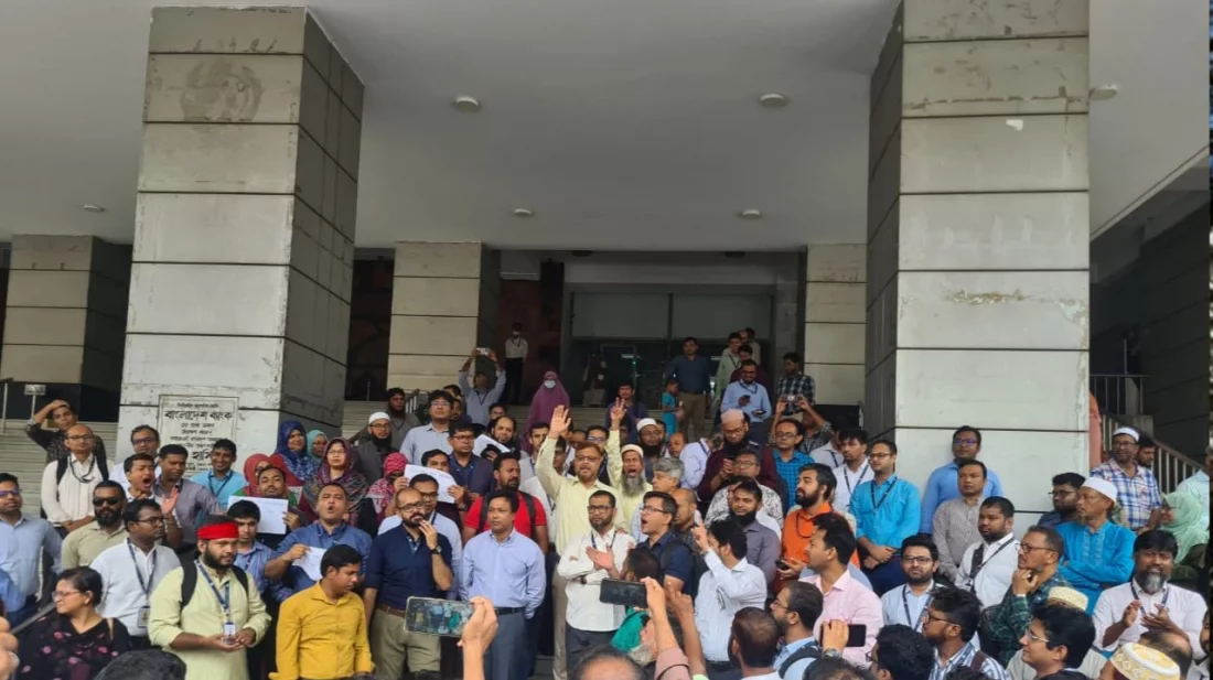 কেন্দ্রীয় ব্যাংকে বিক্ষোভ, চার ডেপুটি গভর্নরসহ ছয় কর্মকর্তার পদত্যাগ