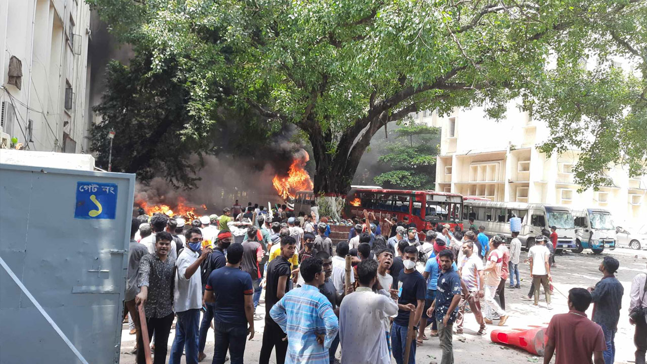 আগুনের খবর পেয়েও ঘটনাস্থলে যেতে পারছে না ফায়ার সার্ভিস