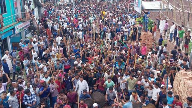 শেখ হাসিনাকে ফেরাতে মাথায় কাফনের কাপড় বেঁধে বিক্ষোভ