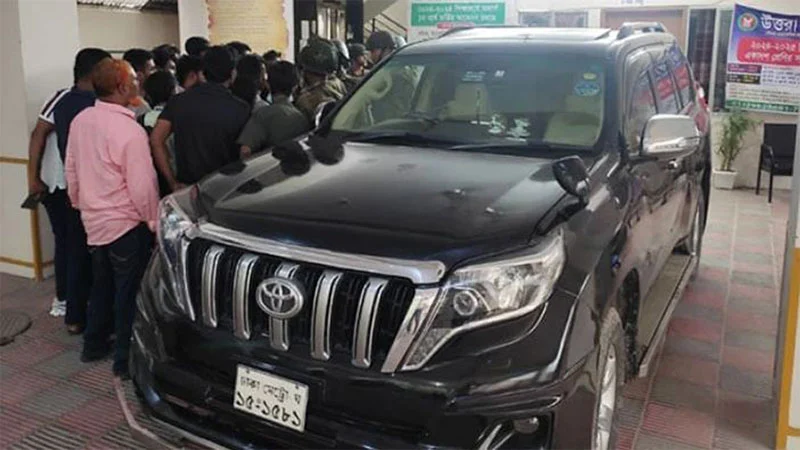 রাজধানীতে মন্ত্রণালয়ের স্টিকারযুক্ত গাড়ি থেকে বস্তাভর্তি টাকা জব্দ