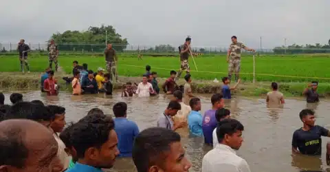 দেশত্যাগ করতে ভারত সীমান্তে জড়ো হয়েছেন সনাতন ধর্মালম্বীরা