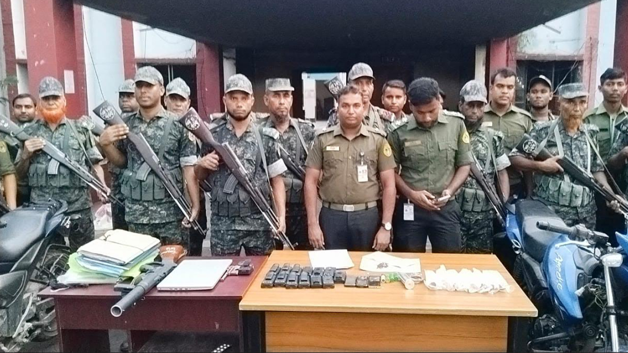 জয়পুরহাট থানার উদ্ধার হওয়া মালামাল হস্তান্তর করলেন আনসার