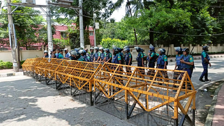 মন্ত্রী পাড়ায় ব্যারিকেড ভেঙে ঢোকার চেষ্টা আন্দোলনকারীদের