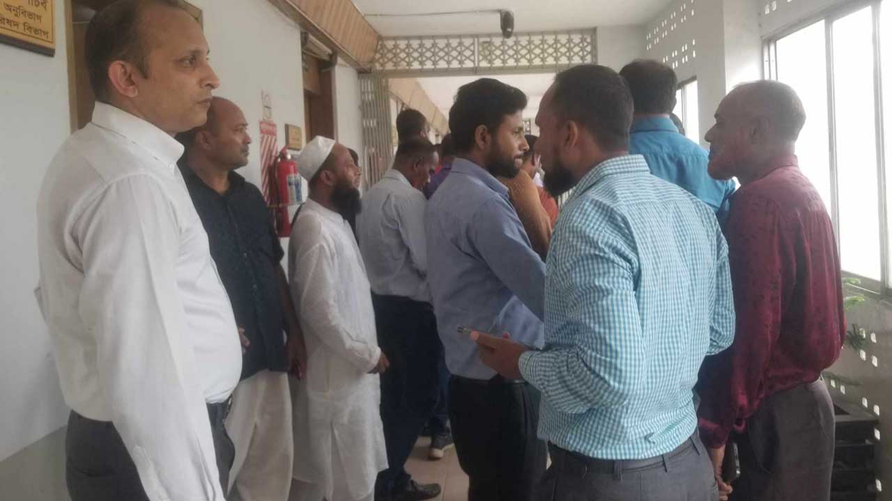 আজও সচিবালয়ে জড়ো হয়েছেন পদ-পদোন্নতিবঞ্চিত কর্মকর্তা-কর্মচারীরা