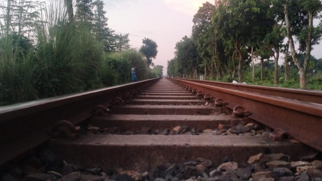 জয়পুরহাটে ট্রেনে কাটা পড়ে যুবকের মৃত্যু